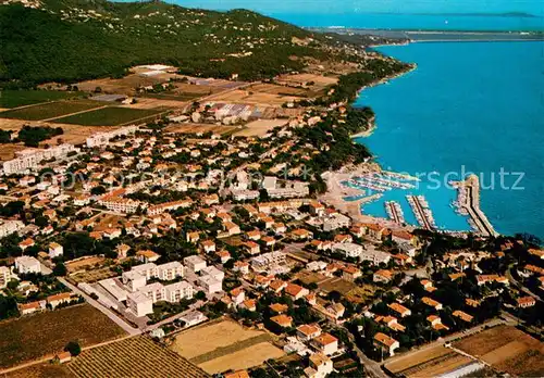 AK / Ansichtskarte Carqueiranne Cote Varoise Fliegeraufnahme Salettes und Hafen Carqueiranne