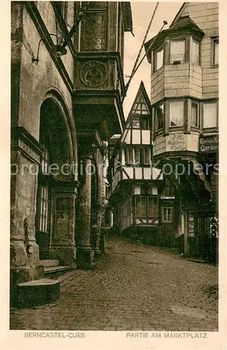 AK / Ansichtskarte Bernkastel Kues Partie am Marktplatz Rathauseingang rechte Seite Herren und Knaben Garderoben und Haushaltungs Artikel und Porzellanwaren d.Fa.J.M.Meyer Plein Bernkastel Kues