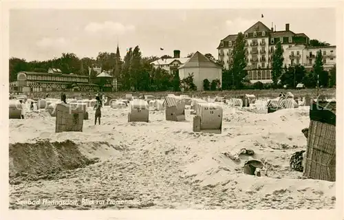 AK / Ansichtskarte Heringsdorf_Ostseebad_Usedom Strand Blick zur Promenade Heringsdorf_Ostseebad