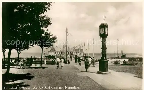 AK / Ansichtskarte Ahlbeck_Ostseebad An der Seebruecke mit Normaluhr Ahlbeck_Ostseebad