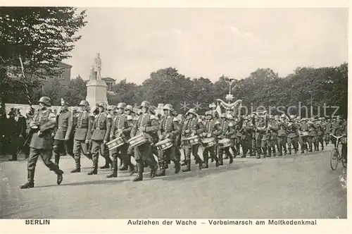 AK / Ansichtskarte Berlin Aufziehen der Wache Vorbeimarsch am Moltkedenkmal Berlin