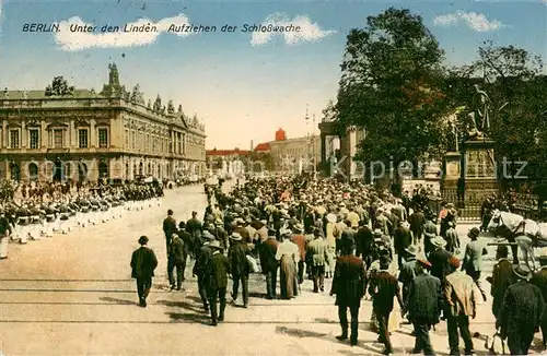 AK / Ansichtskarte Berlin Unter den Linden Aufziehen der Schlosswache Berlin