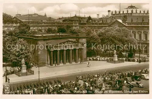 AK / Ansichtskarte Berlin Aufziehen der Wache am Ehrenmal Unter den Linden Berlin