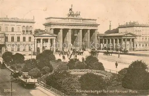 AK / Ansichtskarte Berlin Brandenburger Tor Pariser Platz Pferdefuhrwerke Pferdedroschken Berlin