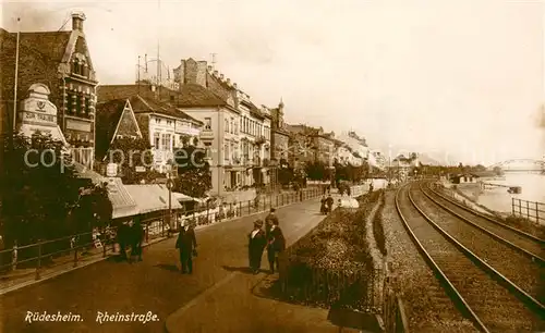 AK / Ansichtskarte Ruedesheim_am_Rhein Rheinstraase mit Bahnliene 