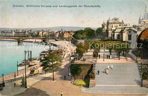 AK / Ansichtskarte Dresden Bruehlsche Terrasse und Landungsplatz der Dampfschiffe Strassenbahn Dresden