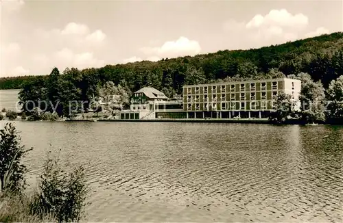 AK / Ansichtskarte Hirzenhain_Wetteraukreis LVA Kurheim Hillersbach Uferpartie am Wasser Hirzenhain Wetteraukreis