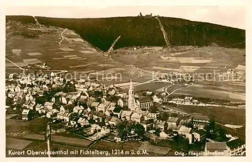 AK / Ansichtskarte Oberwiesenthal_Erzgebirge Fliegeraufnahme Gesamtansicht mit Fichtelberg Oberwiesenthal Erzgebirge