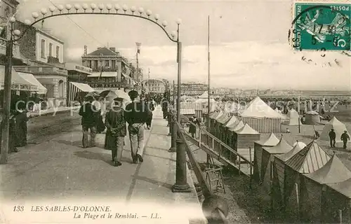 AK / Ansichtskarte Les_Sables d_Olonne La Plage et le Remblai Les_Sables d_Olonne