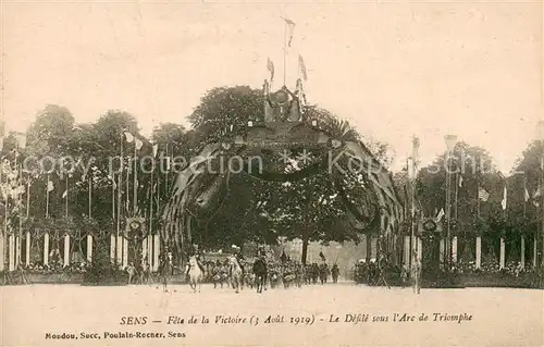 AK / Ansichtskarte Sens_89 Fete de la Victoire Le Defile sous lArc de Triomphe 