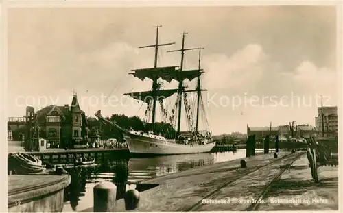 AK / Ansichtskarte Stolpmuende_Ustka_Ostseebad_Pommern Schulschiff im Hafen 