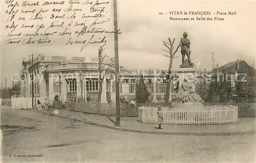 AK / Ansichtskarte Vitry le Francois Piece Moll Monument et Salle des Fetes Vitry le Francois