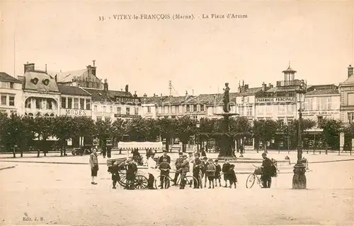 AK / Ansichtskarte Vitry le Francois La Place d Armes Vitry le Francois