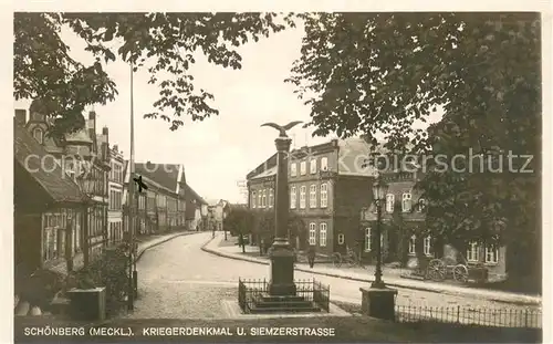 AK / Ansichtskarte Schoenberg_Mecklenburg Kriegerdenkmal und Siemzerstrasse Schoenberg_Mecklenburg