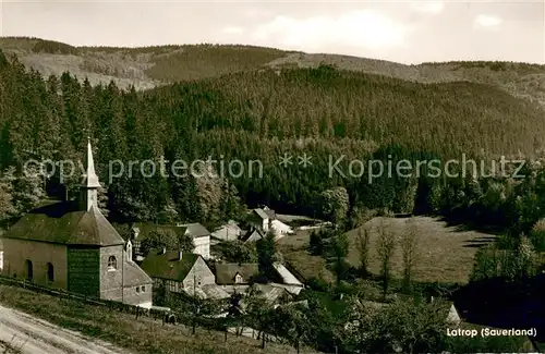 AK / Ansichtskarte Latrop_Schmallenberg Teilansicht mit Kirche 