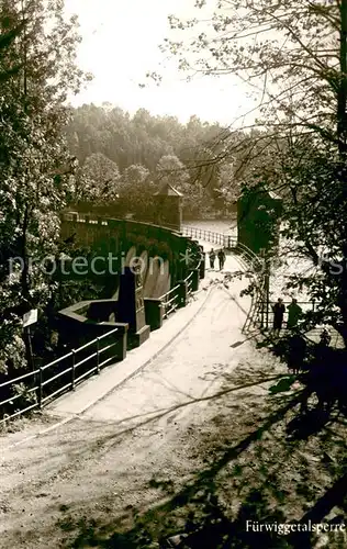 AK / Ansichtskarte Fuerwiggetalsperre Partie auf der Staumauer Fuerwiggetalsperre