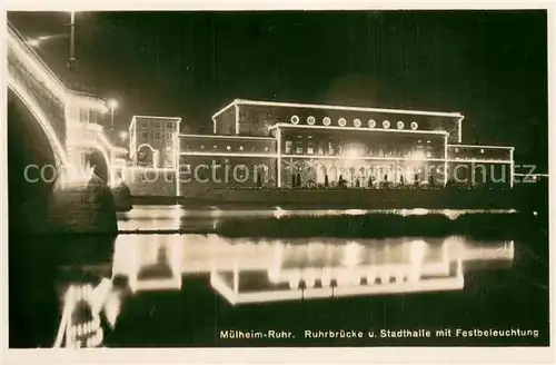 AK / Ansichtskarte Muelheim_Ruhr Ruhrbruecke und Stadthalle mit Festbeleuchtung Nachts Muelheim Ruhr