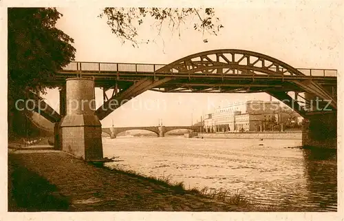 AK / Ansichtskarte Muelheim_Ruhr Eisenbahn  und Schlossbruecke mit Stadthalle Muelheim Ruhr