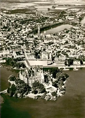 AK / Ansichtskarte Schwerin__Mecklenburg Stadt und Schloss Fliegeraufnahme 