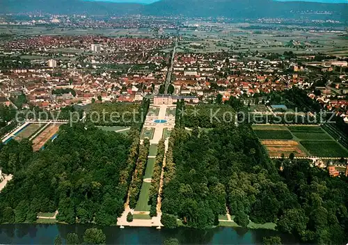 AK / Ansichtskarte Schwetzingen Schlossgarten Schloss und Stadt Fliegeraufnahme Schwetzingen