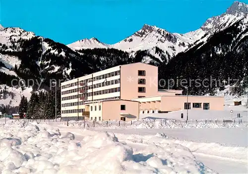 AK / Ansichtskarte Reutte_Tirol Bezirkskrankenhaus im Winter Alpen Reutte Tirol