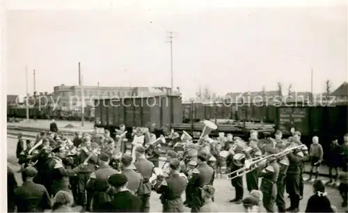 AK / Ansichtskarte Wolfenbuettel Militari auf dem Bahnhof Wolfenbuettel