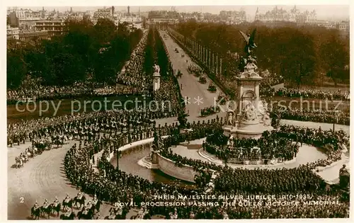 AK / Ansichtskarte London Their Majesties Silver Jubilee 1935 Royal Procession Passing The Queen Victoria Memorial London