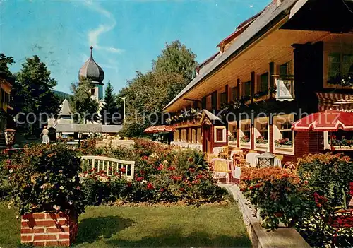 AK / Ansichtskarte Hinterzarten Parkhotel Adler Restaurant Terrasse Blick zur Kirche Kurort im Schwarzwald Hinterzarten