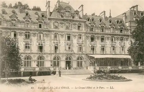 AK / Ansichtskarte Bagnoles de l_Orne Le Grand Hotel et le Parc Bagnoles de l_Orne
