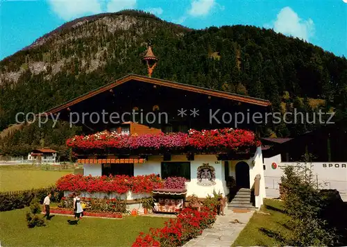 AK / Ansichtskarte Pertisau_Achensee Gaestehaus Haus Glueckauf Blumenschmuck Sporthalle Pertisau Achensee