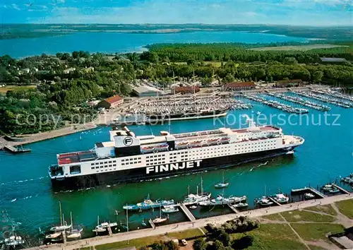 AK / Ansichtskarte Travemuende_Ostseebad Fliegeraufnahme mit Passagierschiff Finnjet beim Einlaufen in den Hafen mit Segelschiff Passat Travemuende_Ostseebad