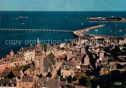 AK / Ansichtskarte Roscoff Vue generale aerienne le Port et lExtacade permettant lacces de lEmbarcadere a maree basse Roscoff