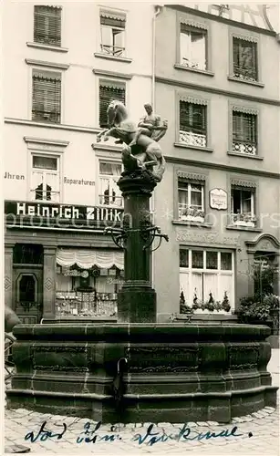 AK / Ansichtskarte Cochem_Mosel Brunnen mit Geschaeft Cochem Mosel