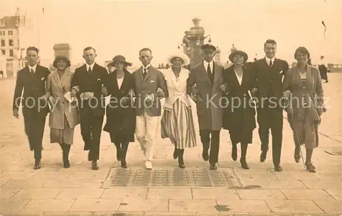AK / Ansichtskarte Borkum Gruppenfoto Maenner und Frauen Borkum