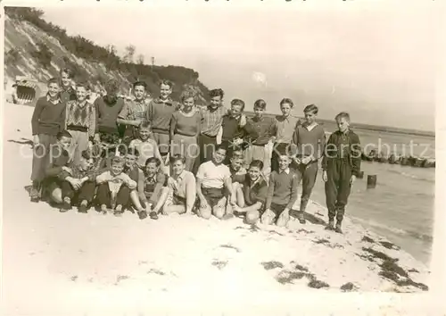 AK / Ansichtskarte Heringsdorf_Ostseebad_Usedom Jugendgruppe am Strand  Heringsdorf_Ostseebad