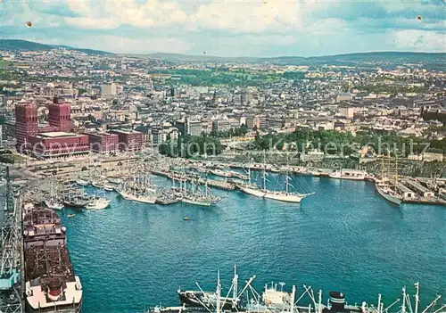 AK / Ansichtskarte Oslo__Norway Aerial view of the city and the harbor with the City Hall 