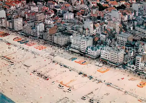 AK / Ansichtskarte De_Panne Strand und Promenade Fliegeraufnahme De_Panne