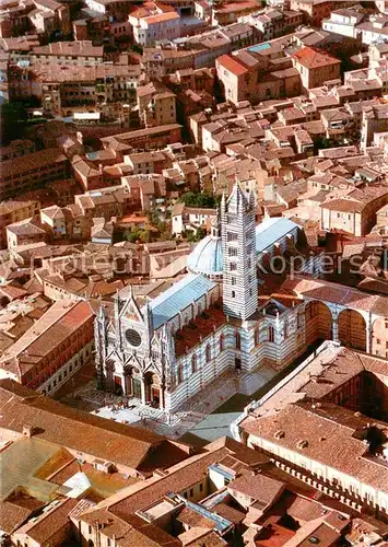 AK / Ansichtskarte Siena Una veduta aerea della Cattedrale e del centro storico Siena