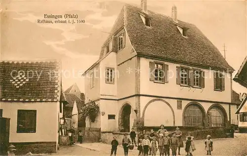 AK / Ansichtskarte Essingen_Pfalz Rathaus Kindergruppe Essingen Pfalz