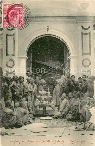 AK / Ansichtskarte Ceylon_Sri_Lanka and Burmese Buddhist Priests Inside Temple Ceylon_Sri_Lanka