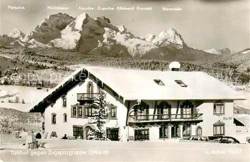 AK / Ansichtskarte Mittenwald_Bayern Tonihof gegen Zugspitzgruppe Winterimpressionen Huber Postkarte Nr. 10637 Mittenwald Bayern