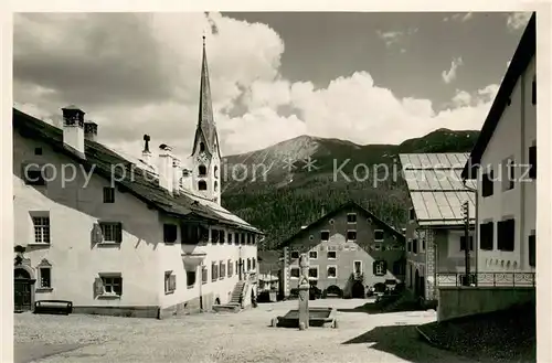 AK / Ansichtskarte Zuoz_GR Dorfplatz mit Kirche Zuoz_GR