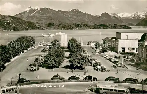 AK / Ansichtskarte Luzern__LU Bahnhofsplatz Vierwaldstaettersee mit Rigi Schwyzer Alpen 