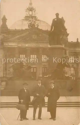 AK / Ansichtskarte Berlin Vor dem Bismarck Denkmal am Reichstag Berlin