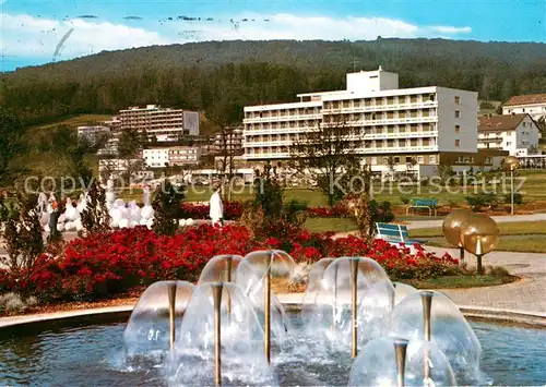 AK / Ansichtskarte Bad_Soden Salmuenster Kurpark mit Blick zu den Kurkliniken Wasserspiele Bad_Soden Salmuenster
