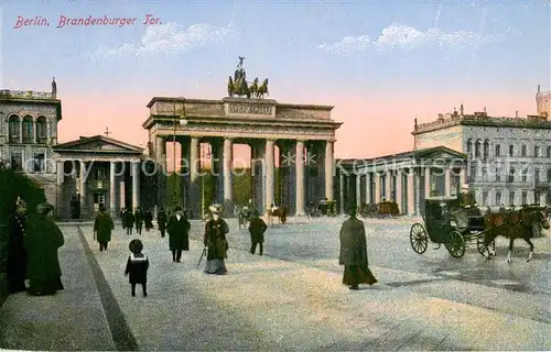 AK / Ansichtskarte Berlin Brandenburger Tor m. Kutsche Berlin