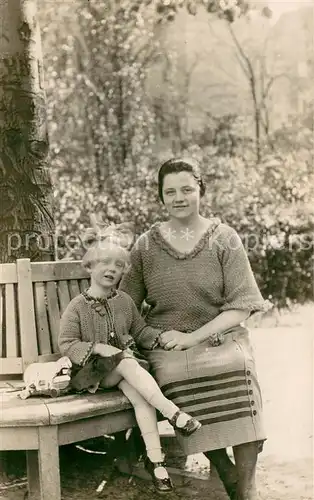 AK / Ansichtskarte Charlottenburg Mutter und Tochter Charlottenburg