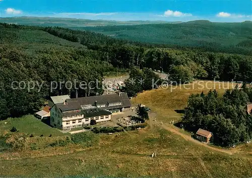 AK / Ansichtskarte Hoherodskopf Berggasthof und Clubhaus des VHC im Naturpark Hoher Vogelsberg Fliegeraufnahme Hoherodskopf