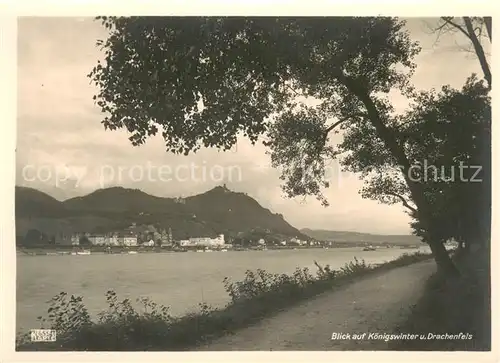 AK / Ansichtskarte Koenigswinter Rheinpromenade Blick ueber den Rhein zum Drachenfels Koenigswinter