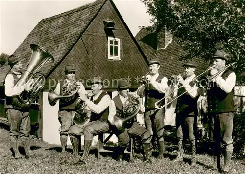 AK / Ansichtskarte Aue_Erzgebirge Sonntagnachmittag spielt die Blasmusik mit Erzgebirgs Ensemble Aue_Erzgebirge